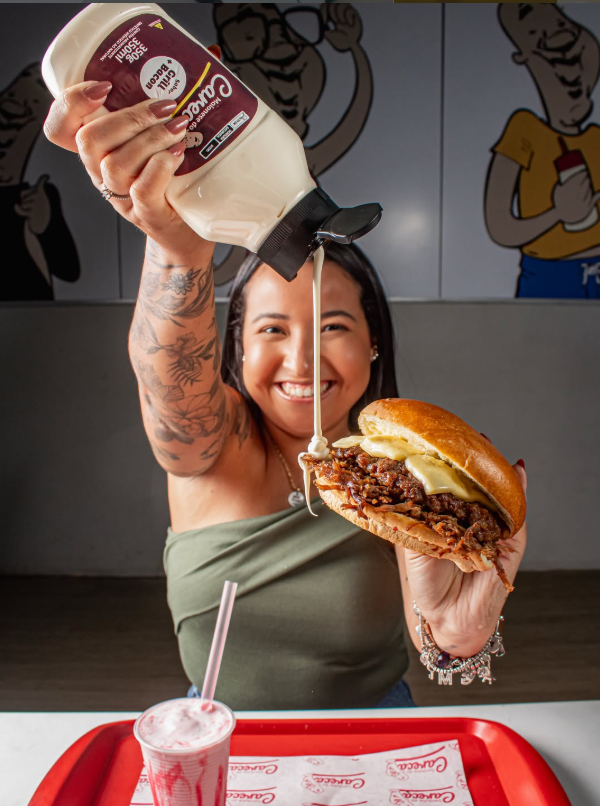 Cliente com lanche e maionese
